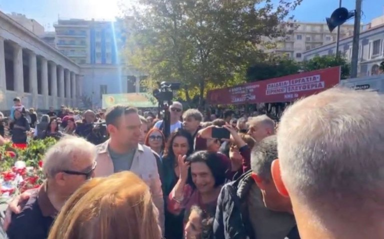 Στέφανος Κασσελάκης: Κατέθεσε στεφάνι στο Πολυτεχνείο συνοδευόμενος από αντιστασιακούς