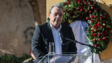 Φάμελλος: Ολόκληρος ο επικήδειος στη κηδεία Φλαμπουράρη – «Από προχτές είμαστε πιο φτωχοί»