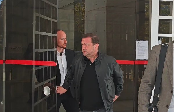 Νίκος Πλακιάς: «Υπαίτιος ο Καραμανλής για τη δολοφονία 57 ψυχών» δήλωσε έξω από τον Άρειο Πάγο
