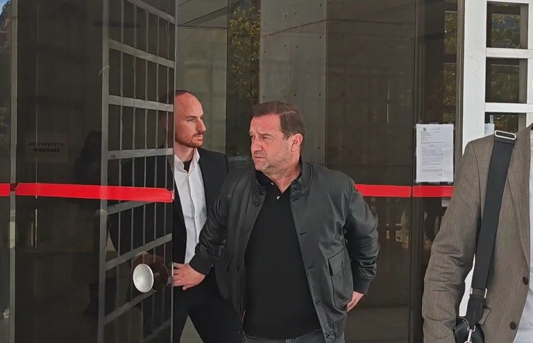 Νίκος Πλακιάς: «Υπαίτιος ο Καραμανλής για τη δολοφονία 57 ψυχών» δήλωσε έξω από τον Άρειο Πάγο