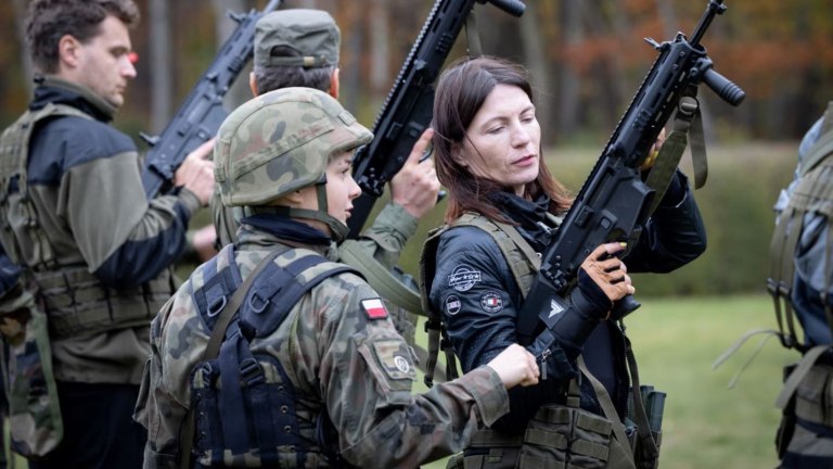 Η Πολωνία ξεκινά στρατιωτική εκπαίδευση για όλους τους πολίτες με στόχο τους 400.000 στρατιώτες