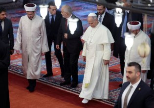 Τουρκία: Ο Πάπας Λέων έβγαλε τα παπούτσια του, αλλά δεν προσευχήθηκε στο Μπλε Τζαμί