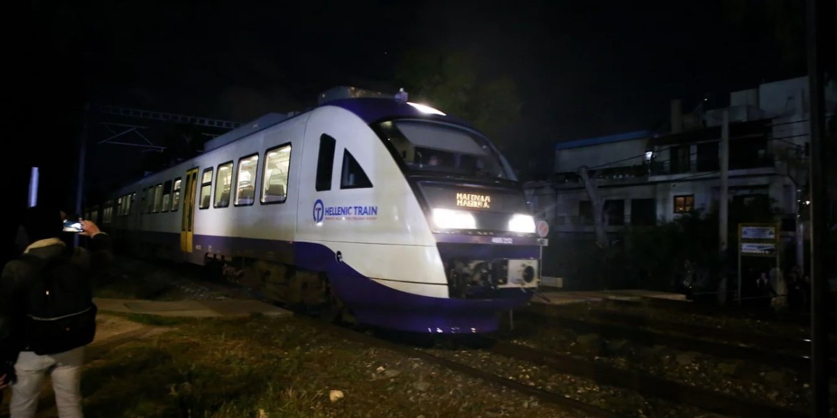 Σύγκρουση αμαξοστοιχίας του Προαστιακού με μοτοσυκλέτα στη Λένορμαν – Εγκατέλειψε το σημείο ο οδηγός της μηχανής