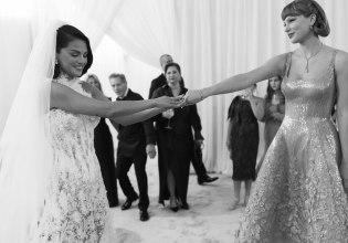 Η Σελένα Γκόμεζ και η Τέιλορ Σουίφτ κρατιούνται χέρι χέρι σε φωτογραφίες που μοιράστηκε ο Μπένι Μπλάνκο