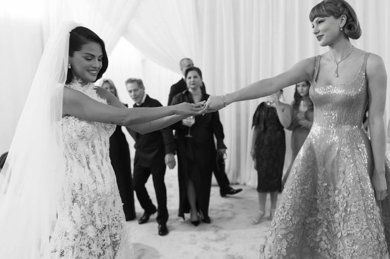 Η Σελένα Γκόμεζ και η Τέιλορ Σουίφτ κρατιούνται χέρι χέρι σε φωτογραφίες που μοιράστηκε ο Μπένι Μπλάνκο