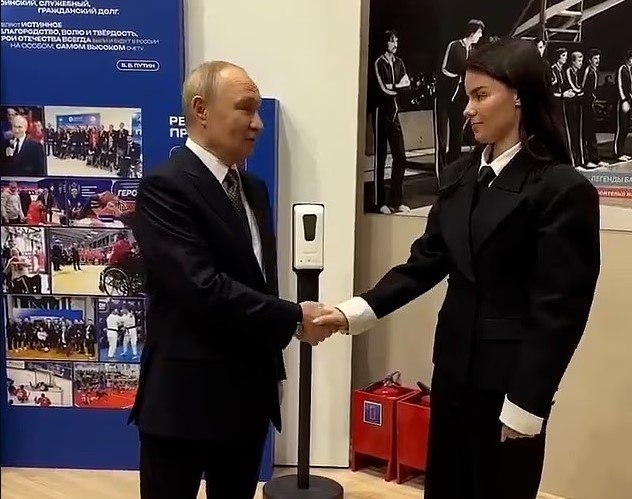 Πούτιν: Μια χειραψία πυροδότησε εκ νέου φήμες για την υγεία του – Ερωτήματα για τις διογκωμένες φλέβες