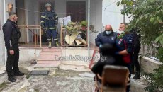 Λαμία: Δραματική διάσωση ηλικιωμένης από το σπίτι της που έπιασε φωτιά – Την απεγκλώβισαν αστυνομικοί