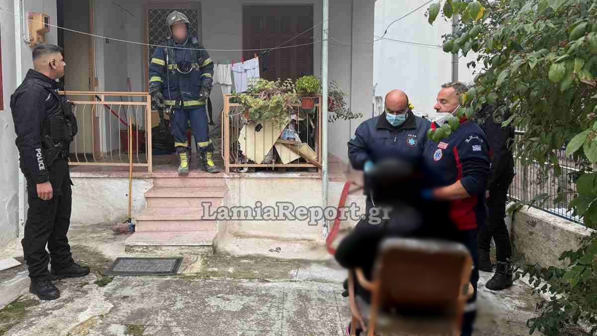 Λαμία: Δραματική διάσωση ηλικιωμένης από το σπίτι της που έπιασε φωτιά – Την απεγκλώβισαν αστυνομικοί