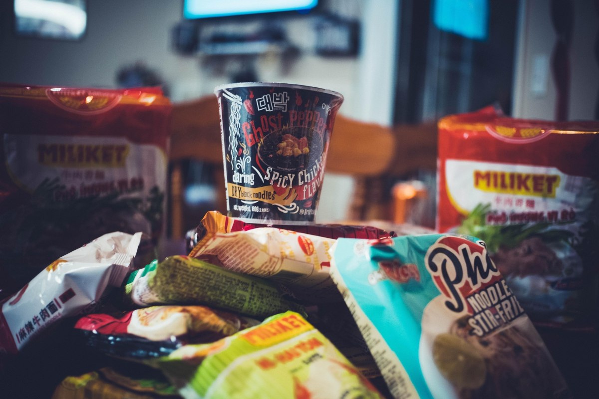 Υπερεπεξεργασμένα τρόφιμα: «Καμπανάκι» επιστημόνων για την αύξησή τους – Οι χρόνιες ασθένειες που προκαλούν