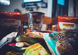 Υπερεπεξεργασμένα τρόφιμα: «Καμπανάκι» επιστημόνων για την αύξησή τους – Οι χρόνιες ασθένειες που προκαλούν