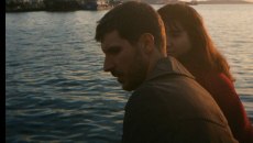 «Κόκκινο ρομαντζο»: Μια παράσταση ευαίσθητη, ανθρώπινη και βαθιά πολιτική στο θέατρο Φούρνος