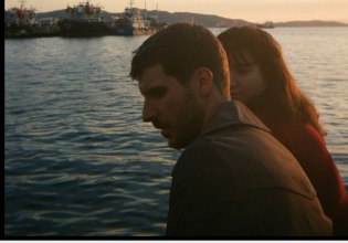 «Κόκκινο ρομαντζο»: Μια παράσταση ευαίσθητη, ανθρώπινη και βαθιά πολιτική στο θέατρο Φούρνος