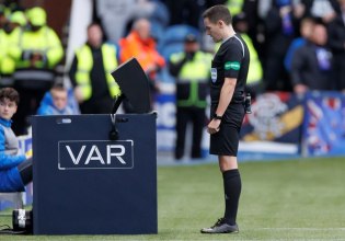 IFAB: «Δύο διαιτητές στο γήπεδο και κατάργηση των βοηθών»