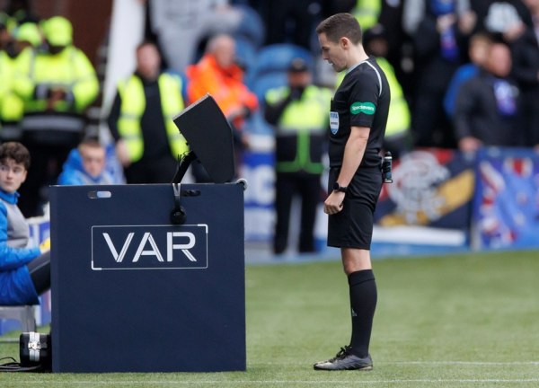 IFAB: «Δύο διαιτητές στο γήπεδο και κατάργηση των βοηθών»