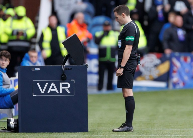 IFAB: «Δύο διαιτητές στο γήπεδο και κατάργηση των βοηθών»