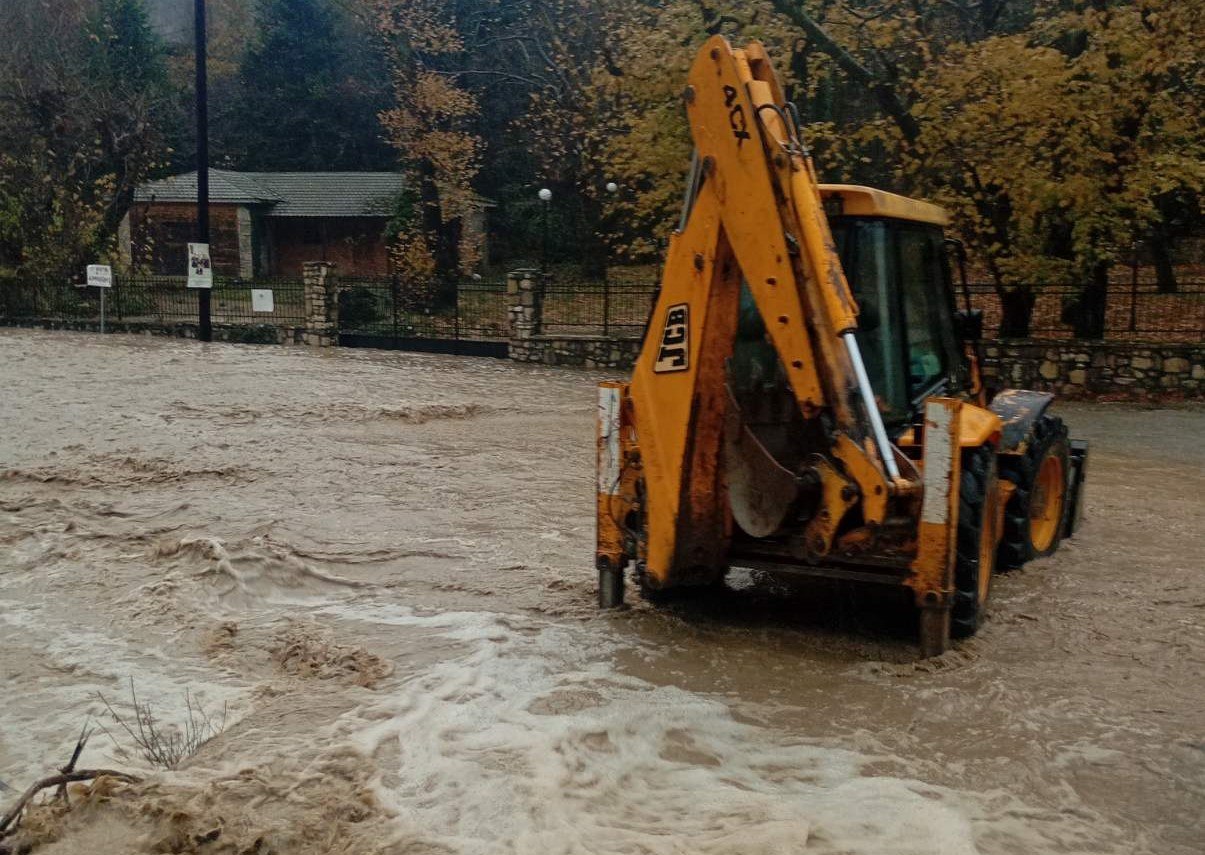 Σαρώνει την Δυτική Ελλάδα η κακοκαιρία – Πάνω από 365 κλήσεις στην Πυροσβεστική, μπαράζ μηνυμάτων από το 112