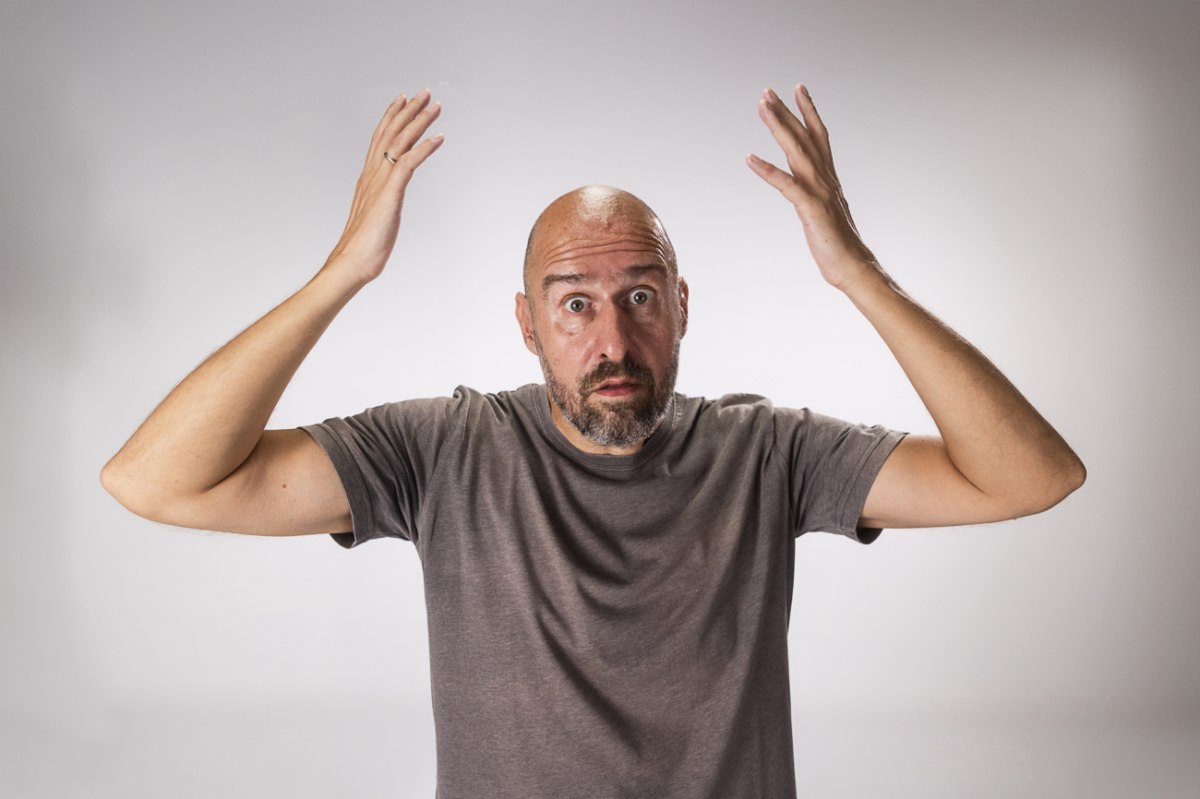 «Μόνο το σύμπαν και η βλακεία δεν έχουν όρια»: Ο Αριστοτέλης Ρήγας δεν έχει ιδέα για πολλά πράγματα – αλλά έχει καλές ιδέες για αστεία