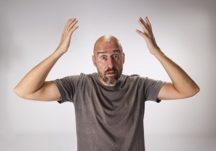 «Μόνο το σύμπαν και η βλακεία δεν έχουν όρια»: Ο Αριστοτέλης Ρήγας δεν έχει ιδέα για πολλά πράγματα – αλλά έχει καλές ιδέες για αστεία