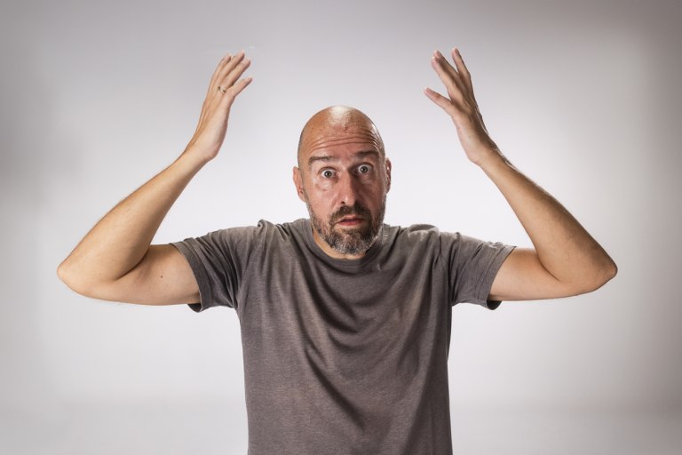 «Μόνο το σύμπαν και η βλακεία δεν έχουν όρια»: Ο Αριστοτέλης Ρήγας δεν έχει ιδέα για πολλά πράγματα – αλλά έχει καλές ιδέες για αστεία