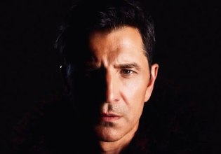 Σάκης Ρουβάς: Ερμηνεύει το νέο του τραγούδι στον καναπέ του