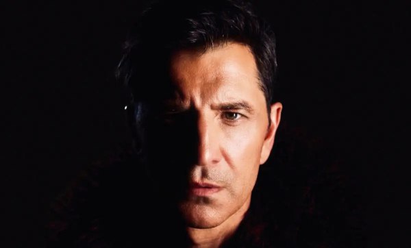 Σάκης Ρουβάς: Ερμηνεύει το νέο του τραγούδι στον καναπέ του