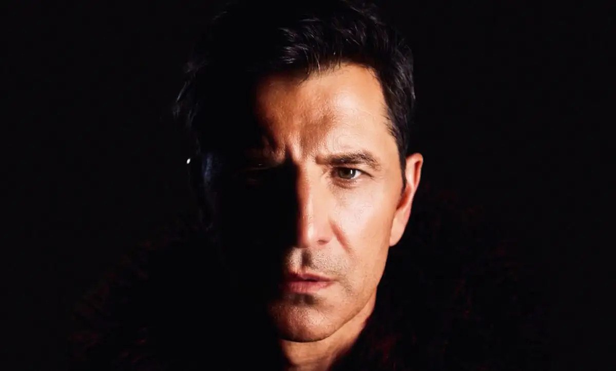 Σάκης Ρουβάς: Ερμηνεύει το νέο του τραγούδι στον καναπέ του