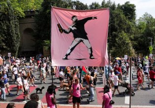 Αθώος ο πολίτης που «επιτέθηκε με σάντουιτς» σε πράκτορα στην Ουάσινγκτον [βίντεο]