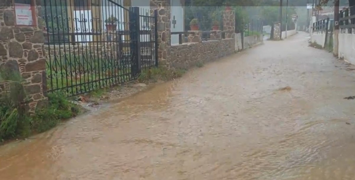 Δρόμοι μετατράπηκαν σε ποτάμια στη Σκιάθο λόγω της κακοκαιρίας