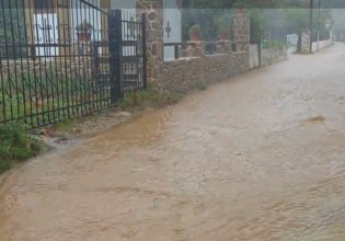 Δρόμοι μετατράπηκαν σε ποτάμια στη Σκιάθο λόγω της κακοκαιρίας