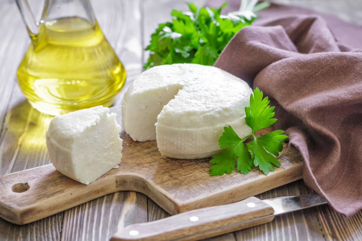 Bloomberg: Οι Τούρκοι οδηγούν ώρες για να αγοράσουν τυρί από την Ελλάδα