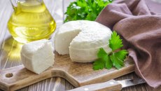 Bloomberg: Οι Τούρκοι οδηγούν ώρες για να αγοράσουν τυρί από την Ελλάδα