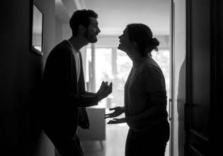 Νέα υπόθεση ενδοοικογενειακής βίας: «Ο άνδρας μου με ξυλοκόπησε το 2023 – Τώρα με απειλεί ότι θα διαρρεύσει προσωπικές μας στιγμές»