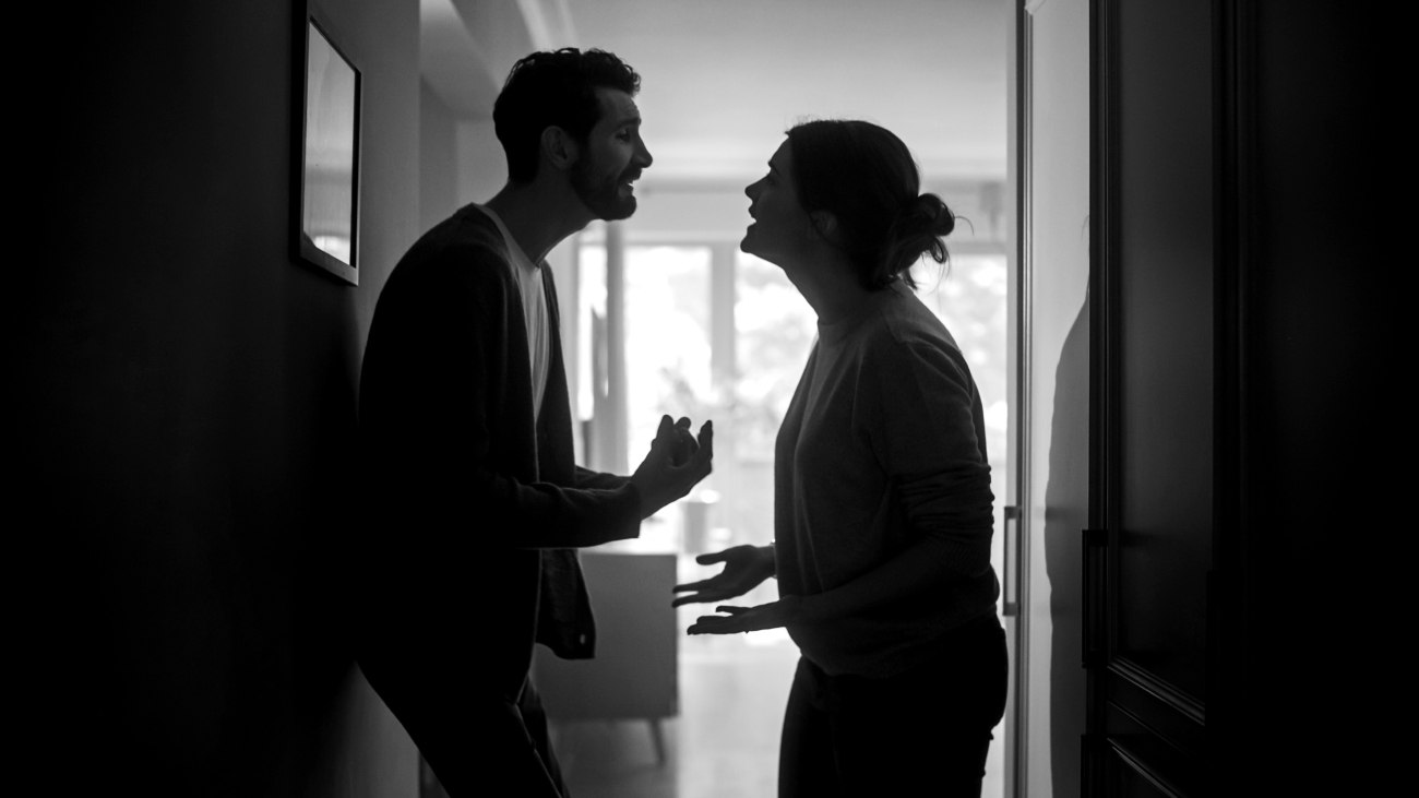 Νέα υπόθεση ενδοοικογενειακής βίας: «Ο άνδρας μου με ξυλοκόπησε το 2023 – Τώρα με απειλεί ότι θα διαρρεύσει προσωπικές μας στιγμές»