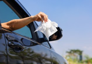 Αυστηρές ποινές για όσους πετούν σκουπίδια από το αυτοκίνητο – Τι προβλέπει ο νέος ΚΟΚ