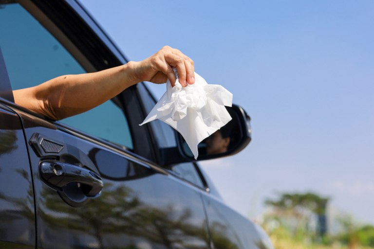 Αυστηρές ποινές για όσους πετούν σκουπίδια από το αυτοκίνητο - Τι προβλέπει ο νέος ΚΟΚ