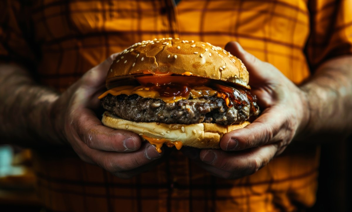 Τραγικό challenge: Ένας 22χρονος κατάπιε αμάσητο μπέργκερ και δίνει μάχη για την ζωή του