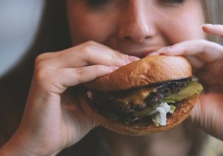 Ποιο είναι το επικίνδυνο challenge με το αμάσητο burger – Για «αυτοκτονία» μιλούν οι ειδικοί