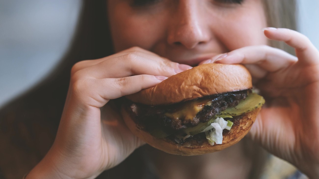 Ποιο είναι το επικίνδυνο challenge με το αμάσητο burger – Για «αυτοκτονία» μιλούν οι ειδικοί