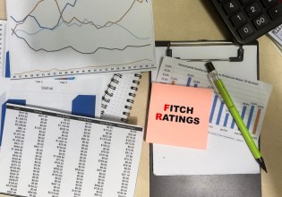 Γιατί η Ελλάδα παραμένει μακριά από το «Α» στην επενδυτική βαθμίδα – Οι αποτυχίες της κυβέρνησης και τα διαρθρωτικά προβλήματα