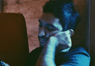 Τα social media σκοτώνουν την πλήξη – Και μαζί τη σπίθα της φαντασίας