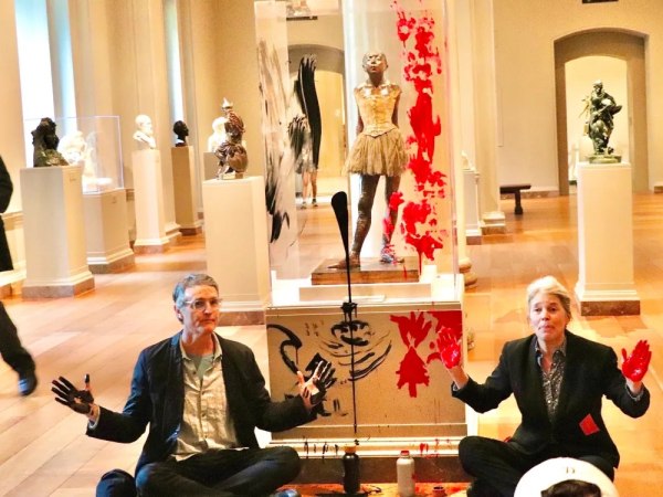 Αντιδράσεις προκαλεί η ποινή φυλάκισης 18 μηνών σε ακτιβιστή για παρέμβαση σε μουσείο – «Πολιτική ανυπακοή»