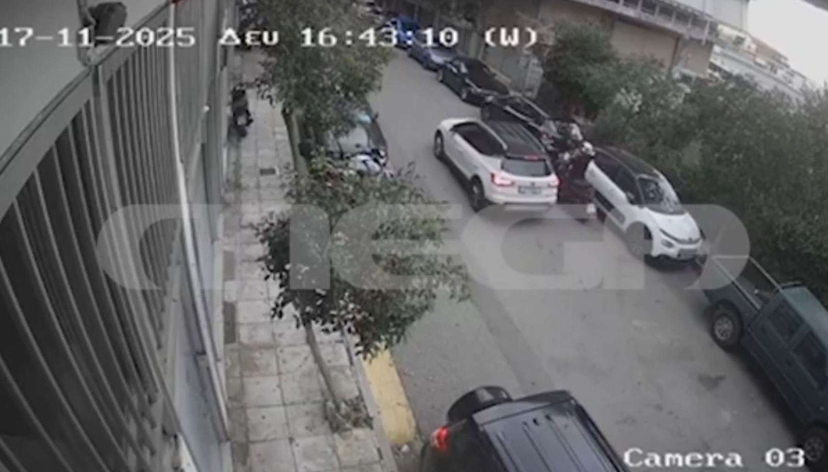 Νέο βίντεο ντοκουμέντο από το Νέο Κόσμο: Η στιγμή που ο 58χρονος ψεκάζει με σπρέι τον 29χρονο