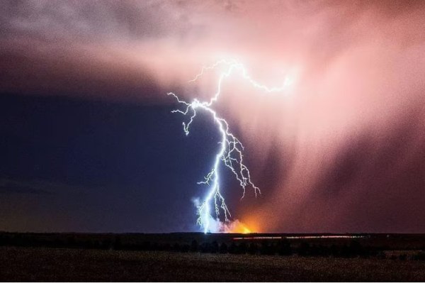 ΗΠΑ: Πυρκαγιά και σφοδρές καταιγίδες απειλούν την Καλιφόρνια – Κίνδυνος για πλημμύρες ενώ καίγονται κτίρια