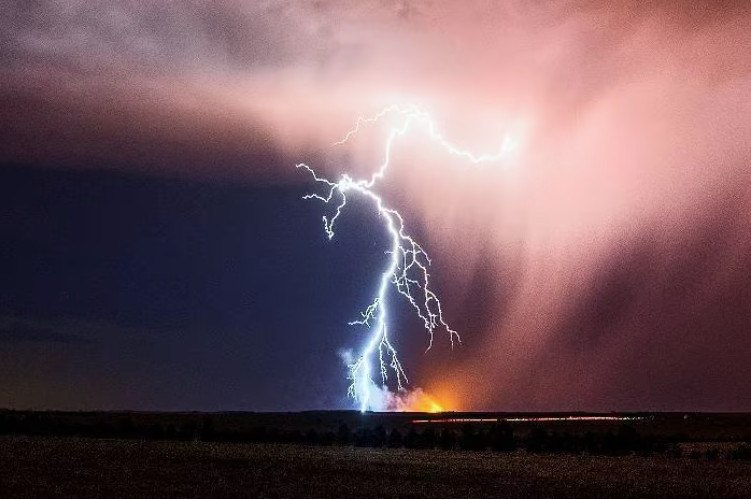 ΗΠΑ: Πυρκαγιά και σφοδρές καταιγίδες απειλούν την Καλιφόρνια – Κίνδυνος για πλημμύρες ενώ καίγονται κτίρια