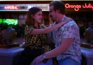 Το φινάλε του Stranger Things έφερε και δράματα: Η Μίλι Μπόμπι Μπράουν κατηγορεί τον Ντέιβιντ Χάρμπουρ για bullying
