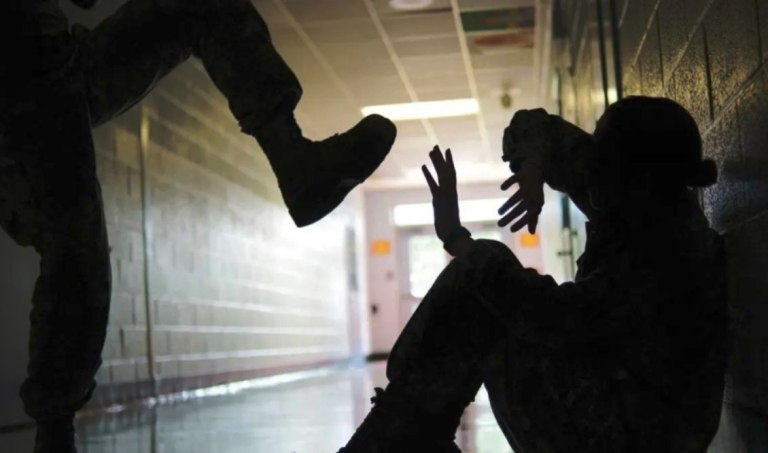 Συνελήφθη 17χρονος για τον άγριο ξυλοδαρμό μαθητή στο προαύλιο σχολείου στον Αλιμο