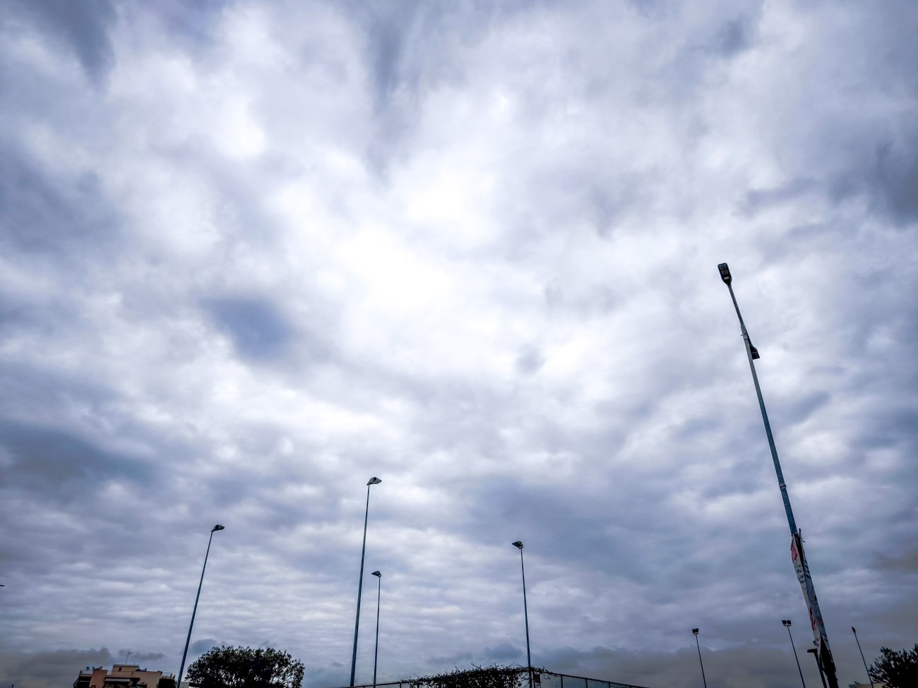 Καιρός: Άνοδος της θερμοκρασίας και τοπικές βροχές το Σάββατο