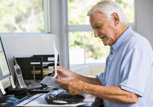 Εργαζόμενοι συνταξιούχοι: Ποιοι είναι οι 255.000 βιοπαλαιστές τρίτης ηλικίας;