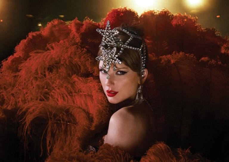 Δεν βαριόμαστε ποτέ: Η νέα θεωρία συνωμοσίας θέλει την Τέιλορ Σουίφτ να είναι ταξιδιώτης του χρόνου – και υπάρχουν «αποδείξεις»