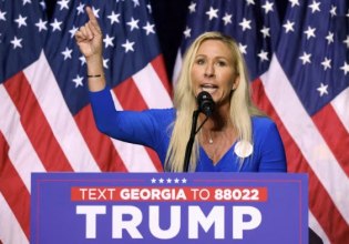 Ο Τραμπ αποκήρυξε την πιστή του, αλλά «παραστρατημένη», βουλευτή Μάρτζορι Τέιλορ Γκριν